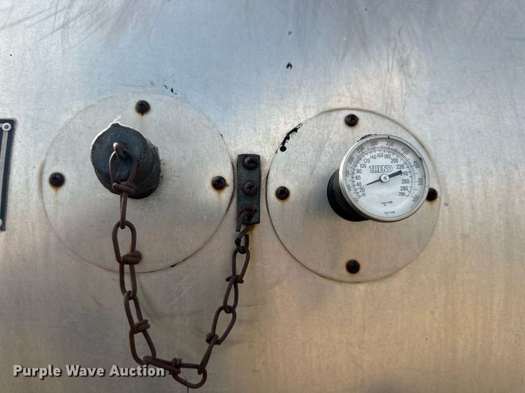 image for item DD3386 1993 Ford F700 oil distributor truck