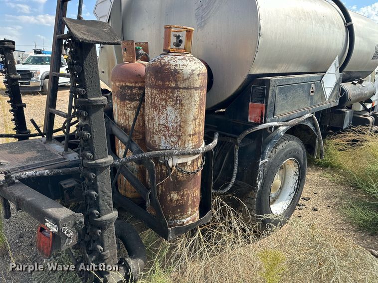 image for item DD3386 1993 Ford F700 oil distributor truck