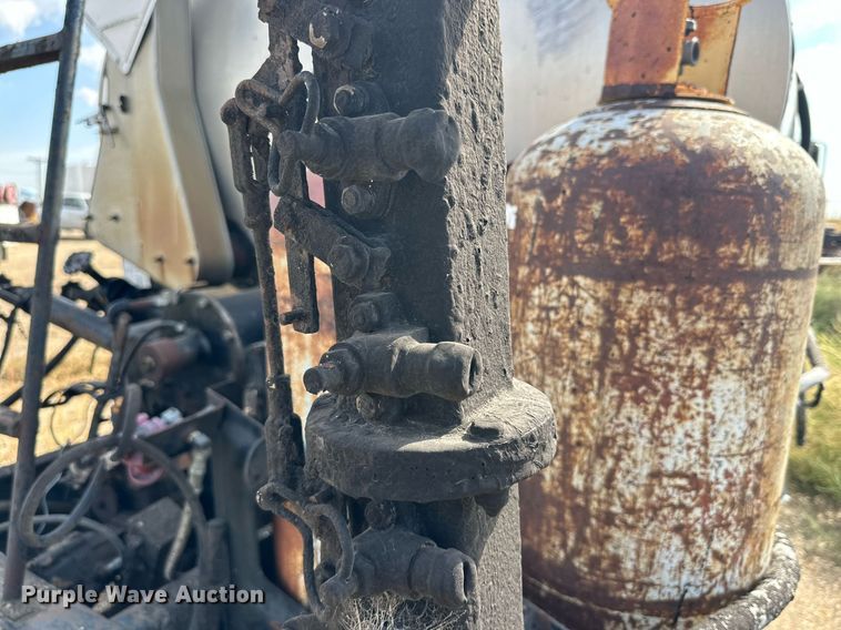 image for item DD3386 1993 Ford F700 oil distributor truck