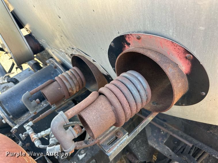 image for item DD3386 1993 Ford F700 oil distributor truck