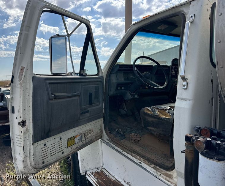 image for item DD3386 1993 Ford F700 oil distributor truck