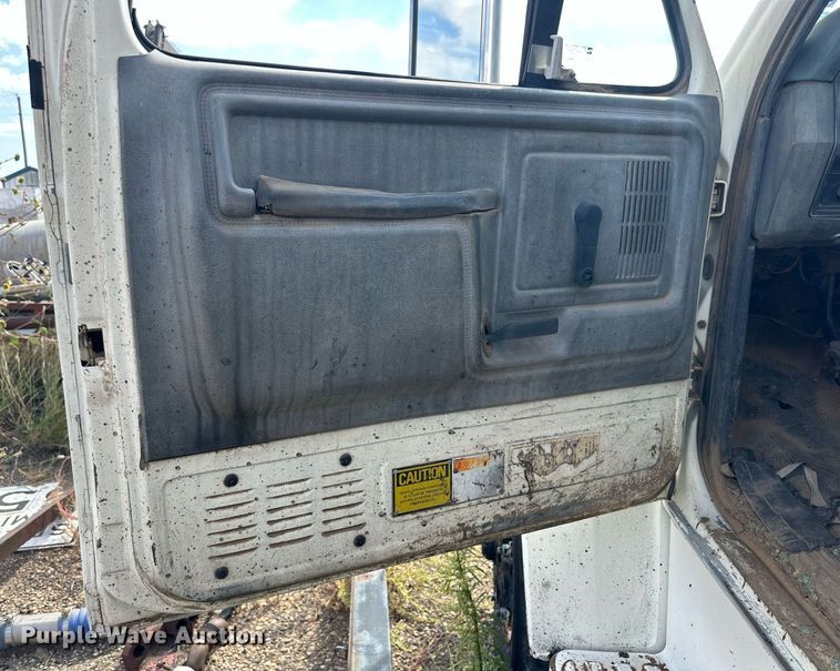 image for item DD3386 1993 Ford F700 oil distributor truck