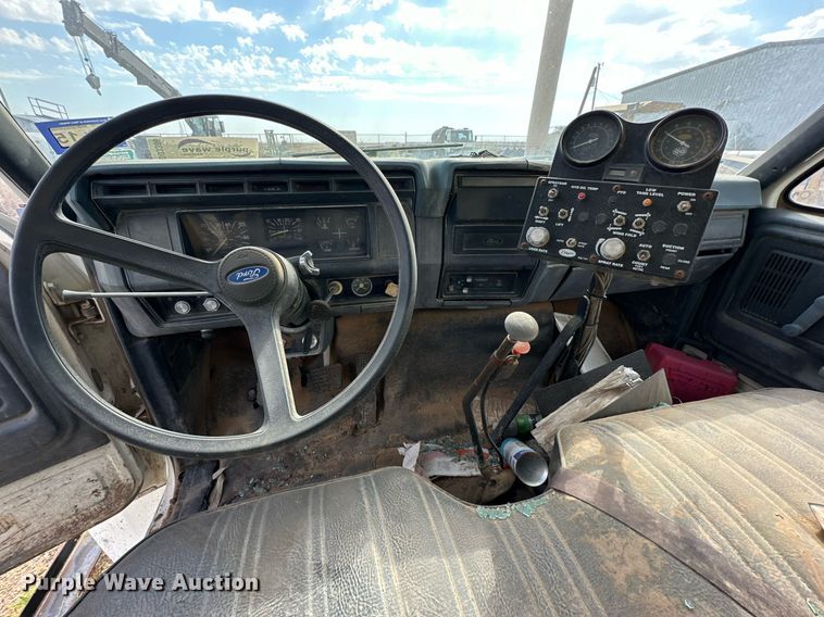 image for item DD3386 1993 Ford F700 oil distributor truck
