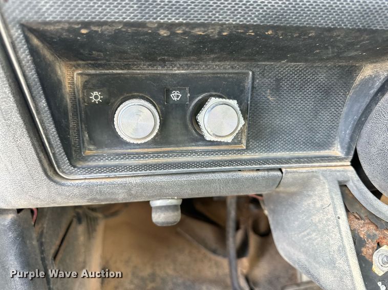 image for item DD3386 1993 Ford F700 oil distributor truck