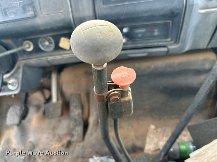 image for item DD3386 1993 Ford F700 oil distributor truck