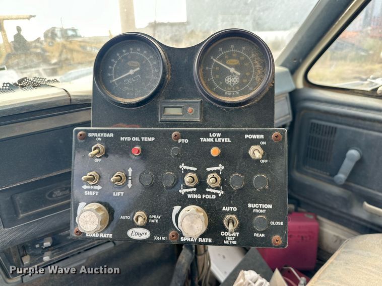 image for item DD3386 1993 Ford F700 oil distributor truck