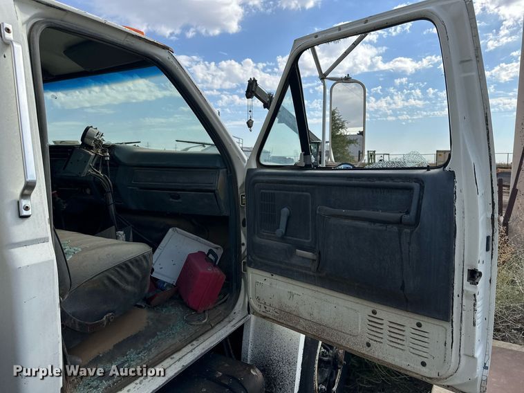 image for item DD3386 1993 Ford F700 oil distributor truck