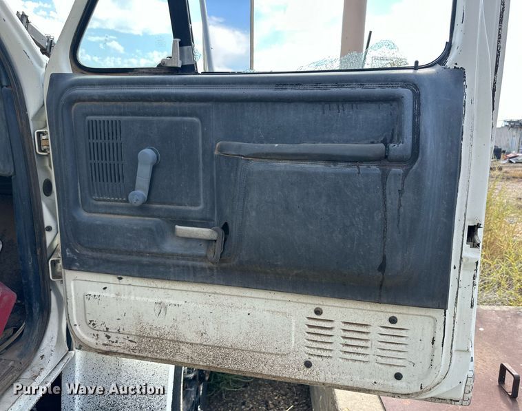 image for item DD3386 1993 Ford F700 oil distributor truck