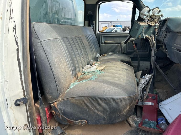 image for item DD3386 1993 Ford F700 oil distributor truck