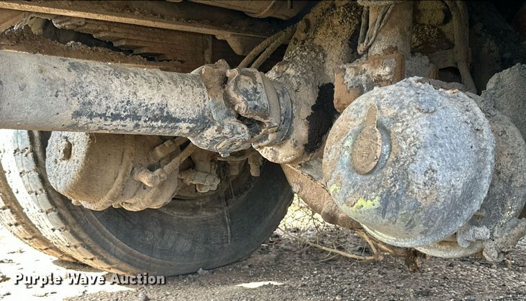 image for item DD3386 1993 Ford F700 oil distributor truck