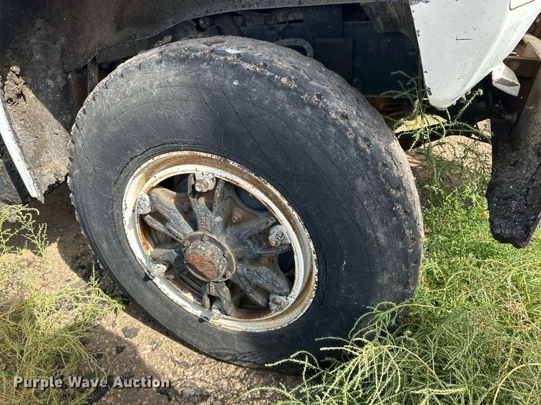 image for item DD3386 1993 Ford F700 oil distributor truck