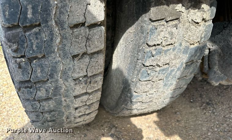 image for item DD3386 1993 Ford F700 oil distributor truck