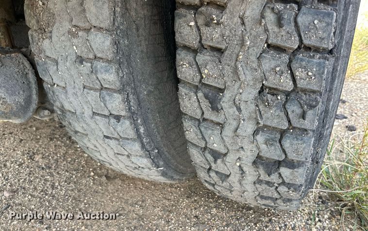 image for item DD3386 1993 Ford F700 oil distributor truck