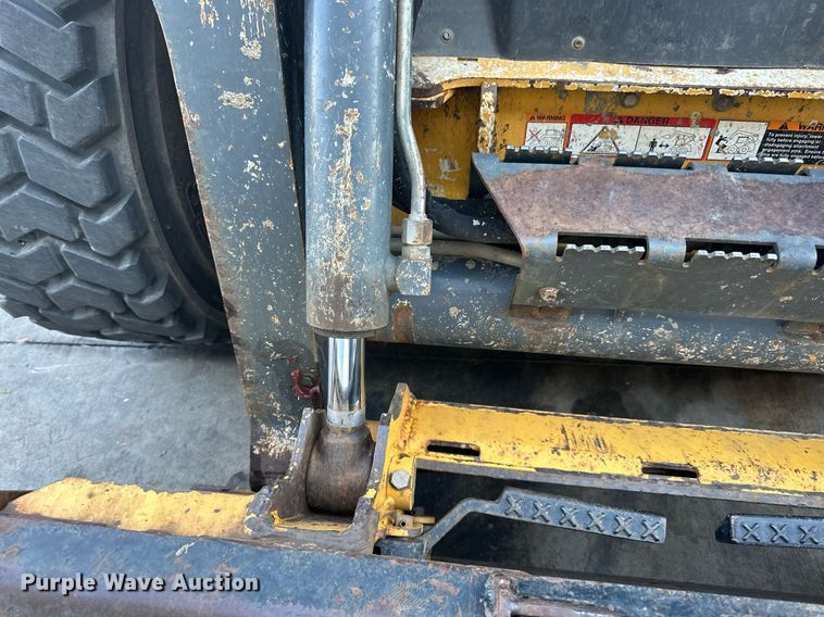 image for item DN0829 2010 John Deere 320D  skid steer loader