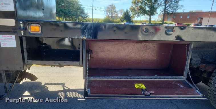 image for item DQ3735 1996 GMC Topkick C6500 crane truck