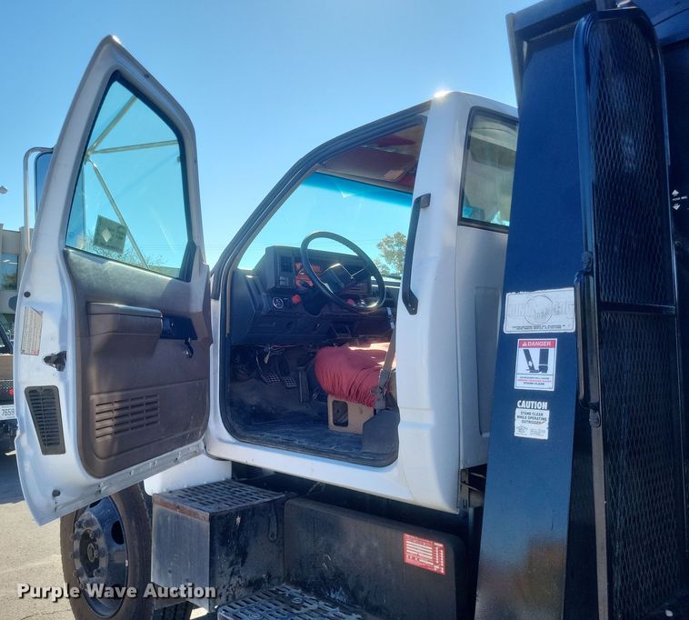 image for item DQ3735 1996 GMC Topkick C6500 crane truck