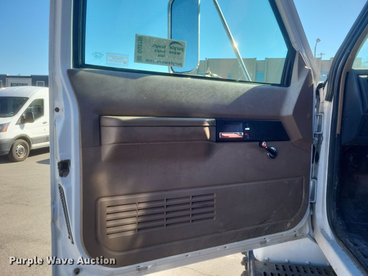 image for item DQ3735 1996 GMC Topkick C6500 crane truck