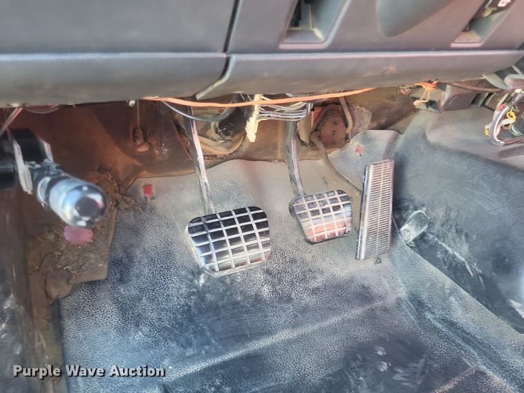 image for item DQ3735 1996 GMC Topkick C6500 crane truck