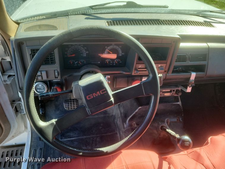 image for item DQ3735 1996 GMC Topkick C6500 crane truck