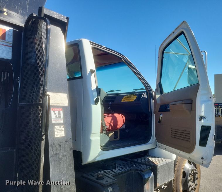 image for item DQ3735 1996 GMC Topkick C6500 crane truck