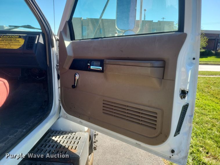 image for item DQ3735 1996 GMC Topkick C6500 crane truck