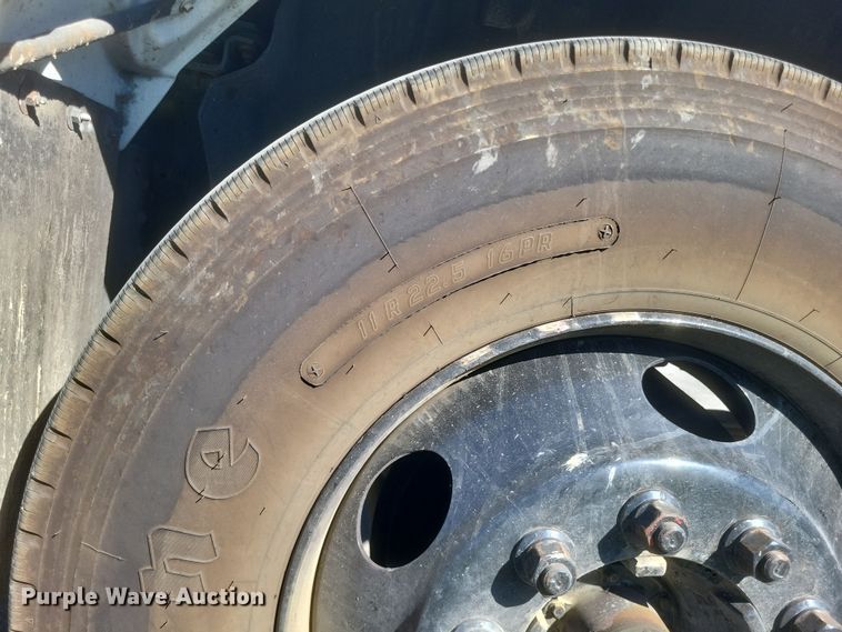 image for item DQ3735 1996 GMC Topkick C6500 crane truck