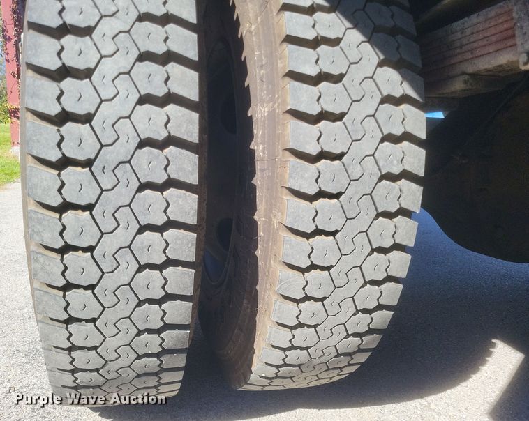 image for item DQ3735 1996 GMC Topkick C6500 crane truck