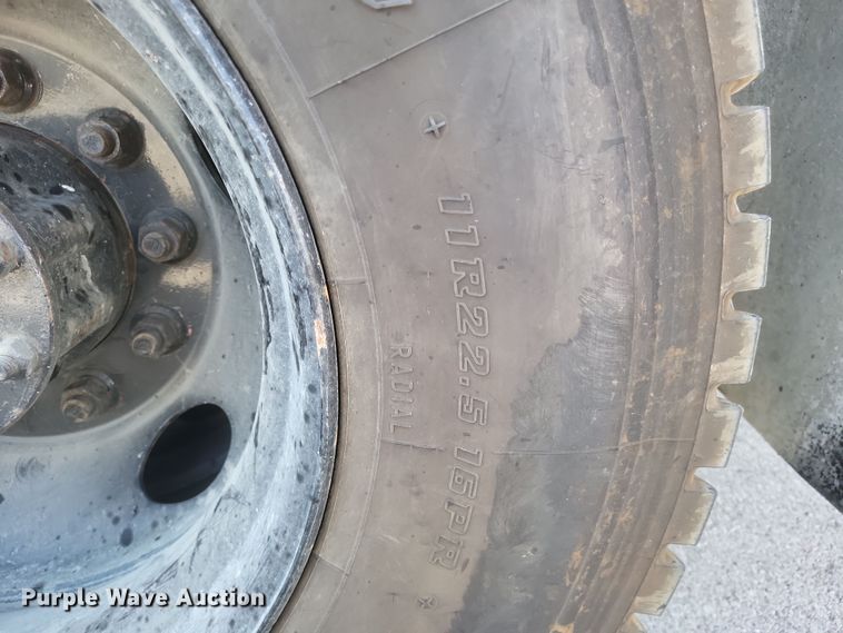 image for item DQ3735 1996 GMC Topkick C6500 crane truck