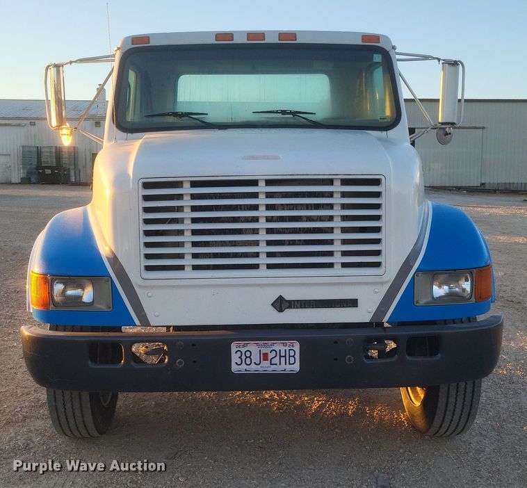 image for item DQ3736 2001 International  4700  truck cab and chassis