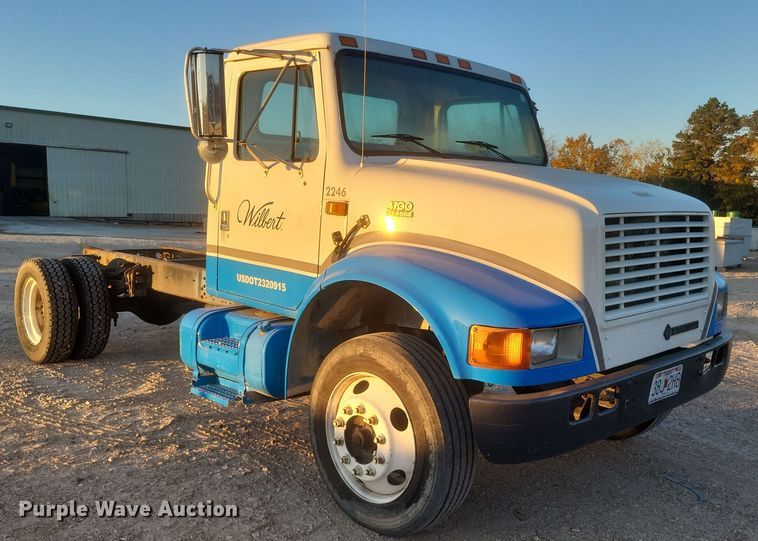 image for item DQ3736 2001 International  4700  truck cab and chassis