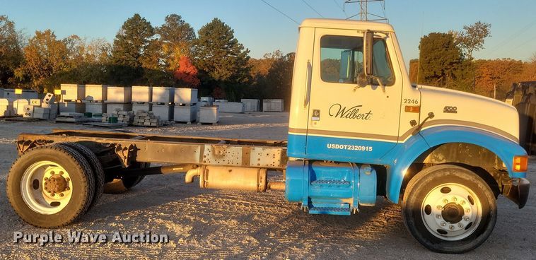 image for item DQ3736 2001 International  4700  truck cab and chassis