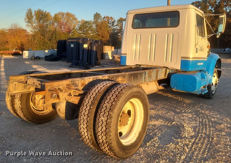 image for item DQ3736 2001 International  4700  truck cab and chassis