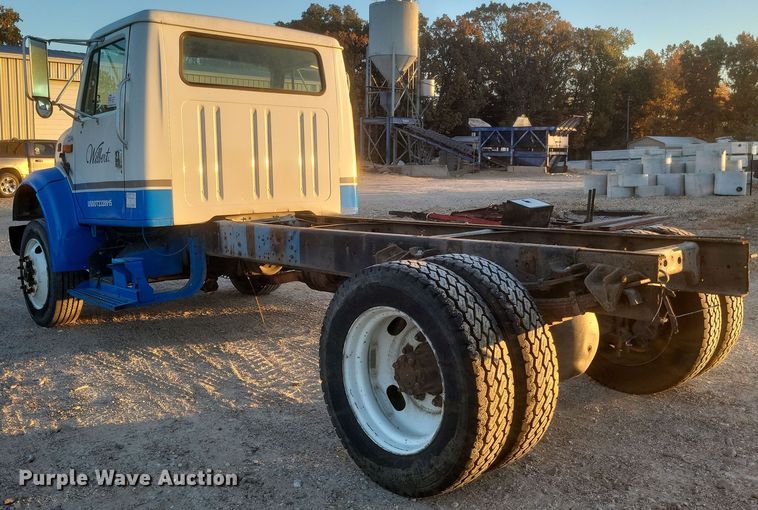 image for item DQ3736 2001 International  4700  truck cab and chassis