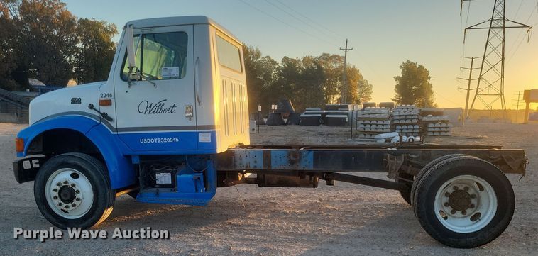 image for item DQ3736 2001 International  4700  truck cab and chassis