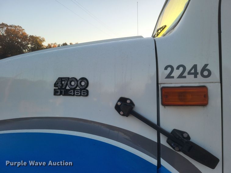 image for item DQ3736 2001 International  4700  truck cab and chassis