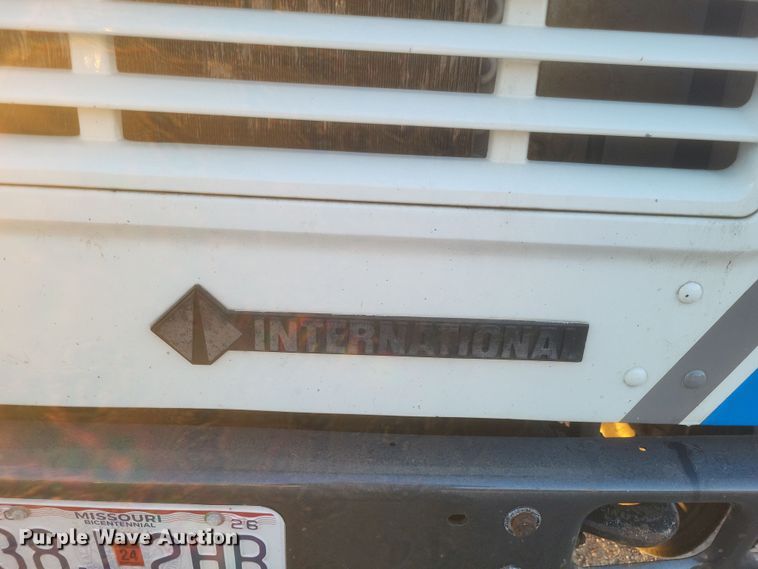 image for item DQ3736 2001 International  4700  truck cab and chassis