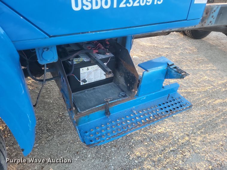 image for item DQ3736 2001 International  4700  truck cab and chassis