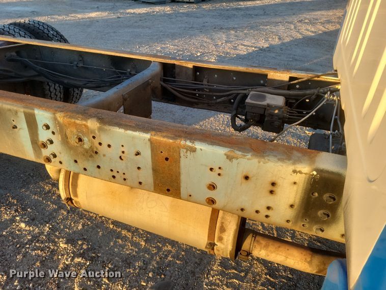 image for item DQ3736 2001 International  4700  truck cab and chassis