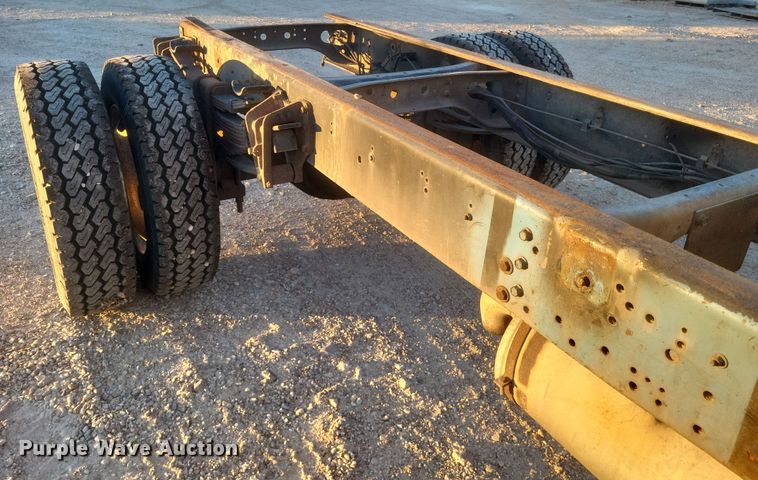 image for item DQ3736 2001 International  4700  truck cab and chassis