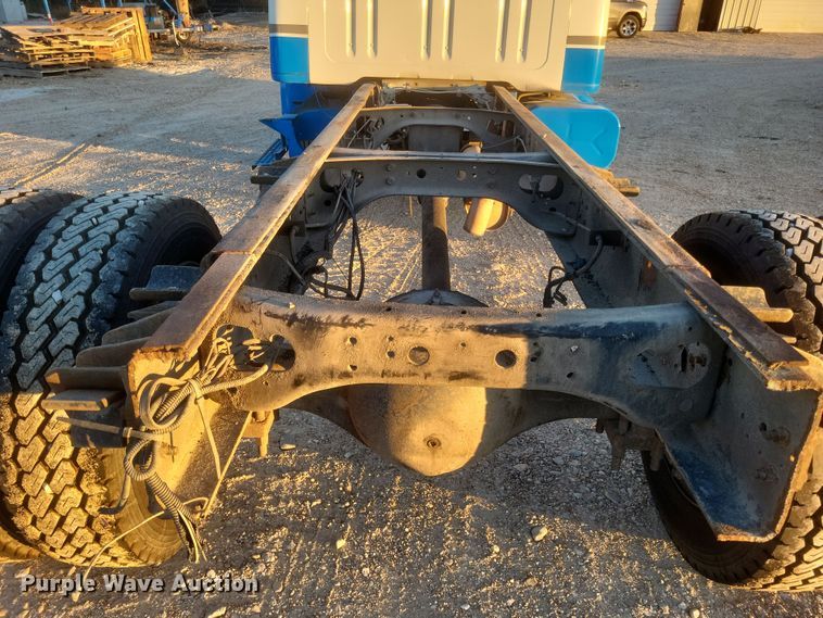 image for item DQ3736 2001 International  4700  truck cab and chassis