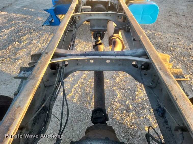 image for item DQ3736 2001 International  4700  truck cab and chassis