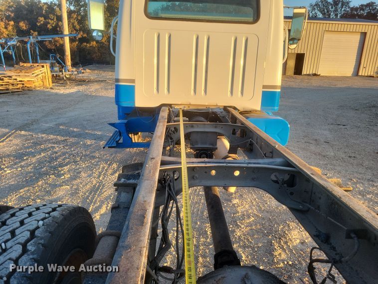 image for item DQ3736 2001 International  4700  truck cab and chassis