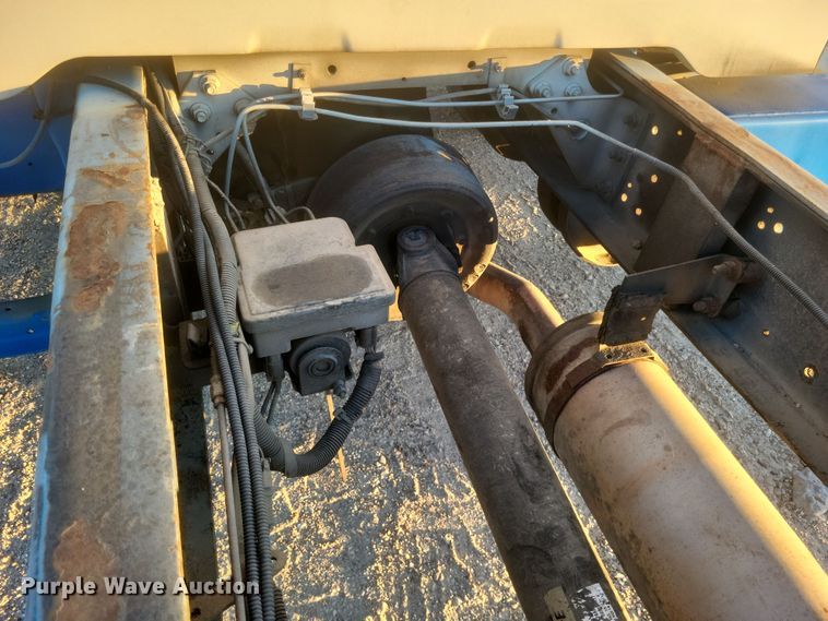 image for item DQ3736 2001 International  4700  truck cab and chassis