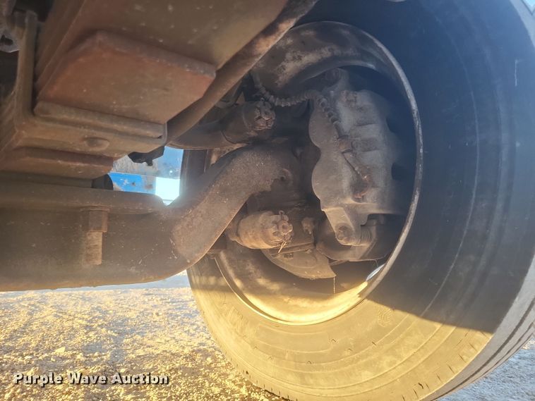 image for item DQ3736 2001 International  4700  truck cab and chassis