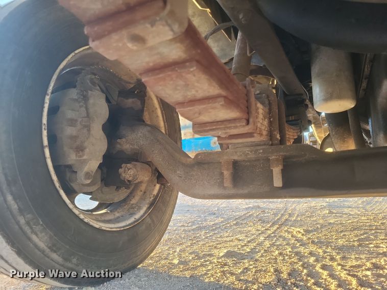 image for item DQ3736 2001 International  4700  truck cab and chassis