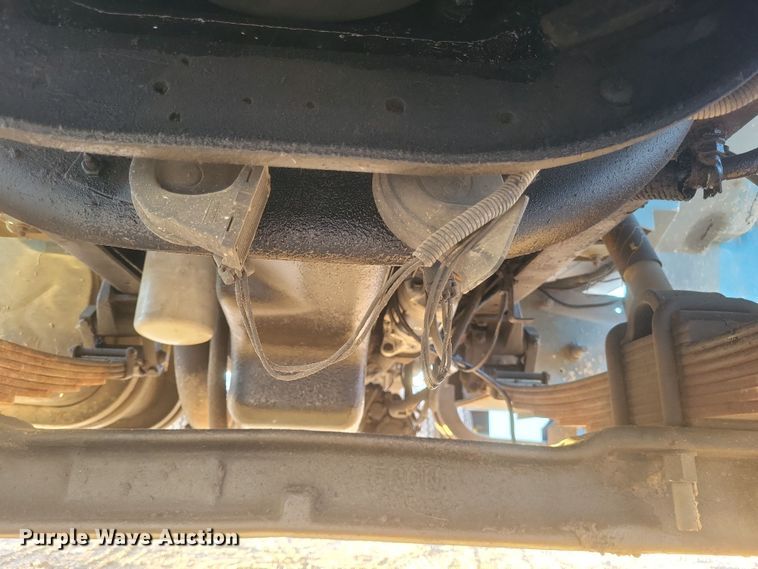 image for item DQ3736 2001 International  4700  truck cab and chassis