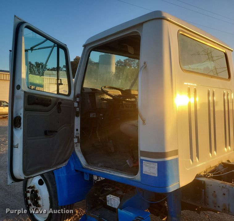 image for item DQ3736 2001 International  4700  truck cab and chassis