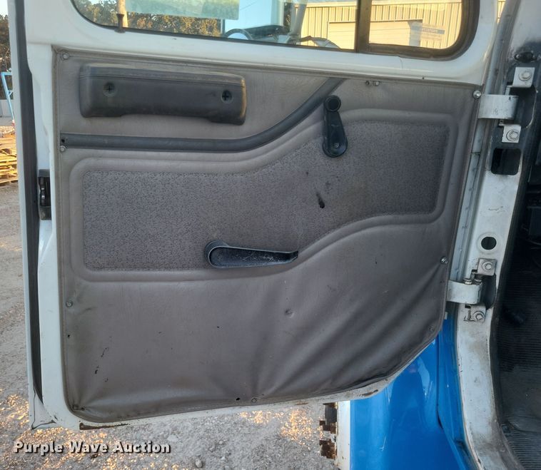 image for item DQ3736 2001 International  4700  truck cab and chassis