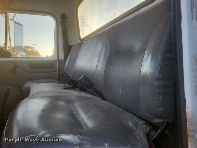 image for item DQ3736 2001 International  4700  truck cab and chassis