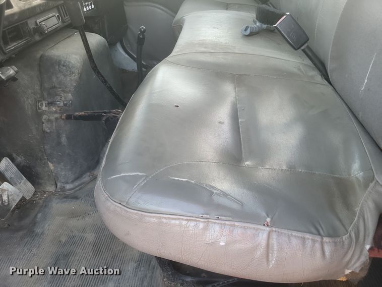 image for item DQ3736 2001 International  4700  truck cab and chassis